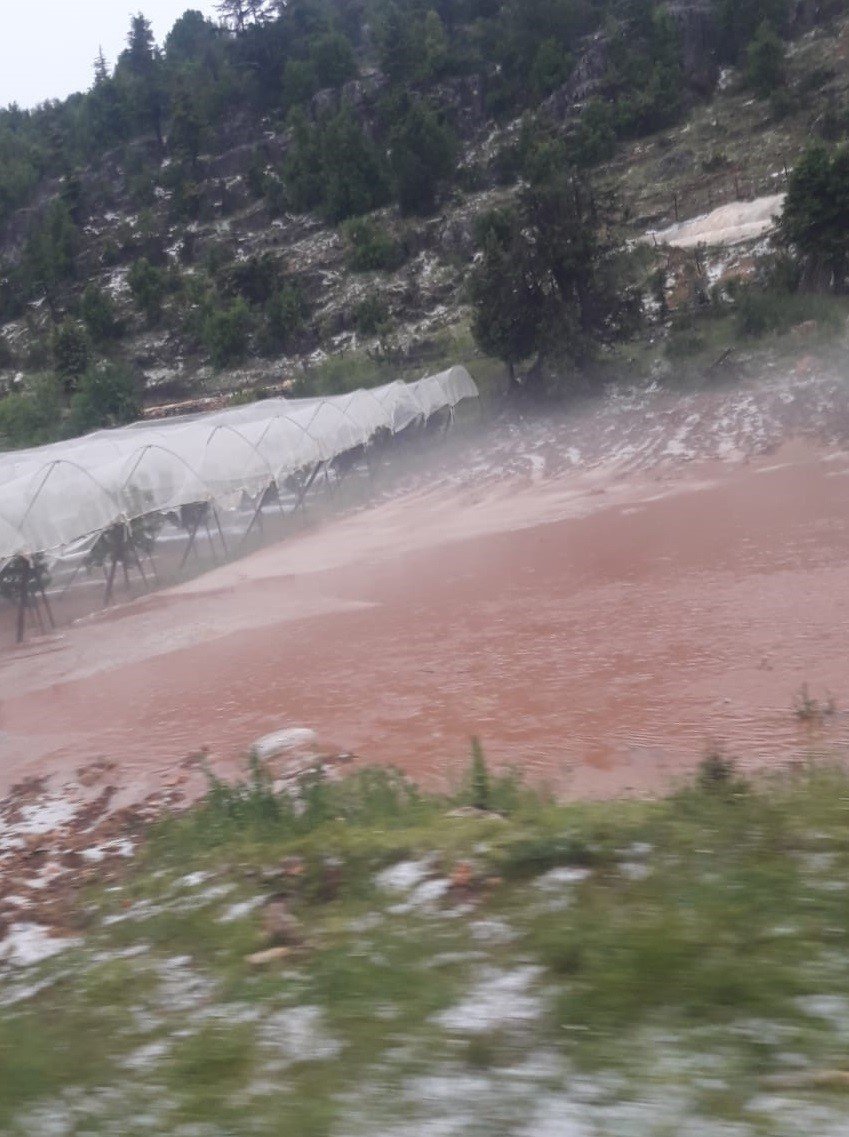 Erdemli’de Sağanak Sele Neden Oldu, Bahçeler Zarar Gördü