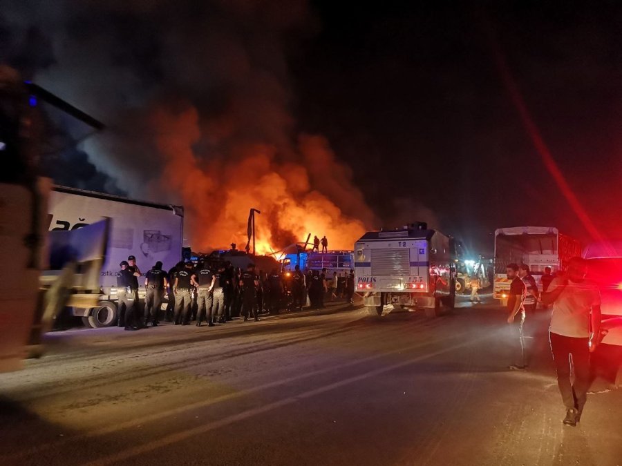 Mersin’deki Fabrika Yangını Kontrol Altına Alındı