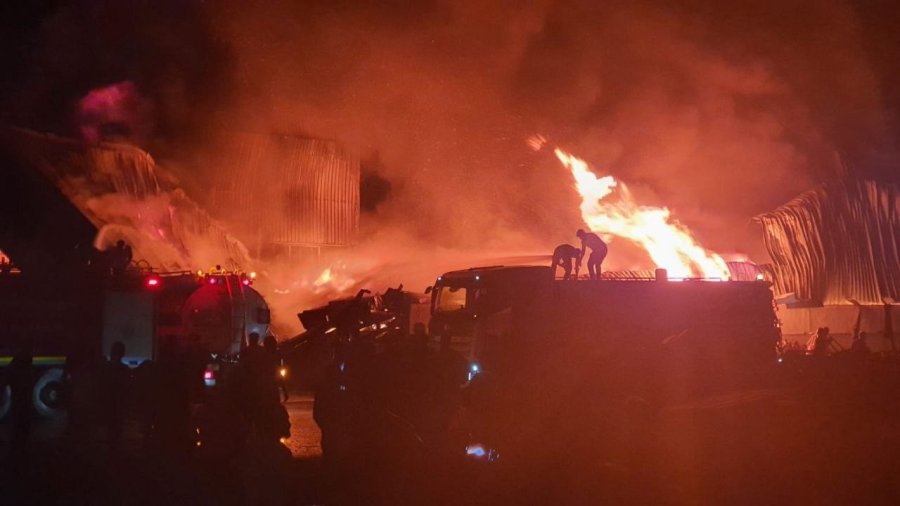 Mersin’deki Fabrika Yangını Kontrol Altına Alındı