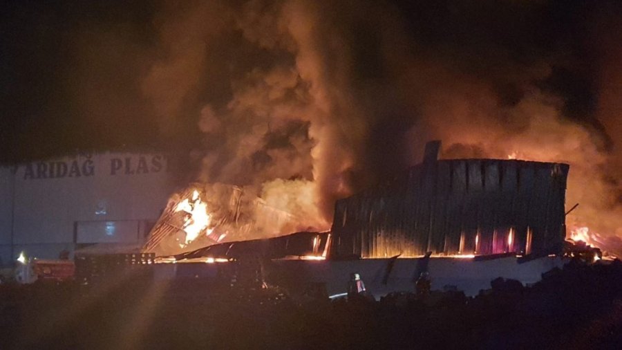 Mersin’deki Fabrika Yangını Kontrol Altına Alındı