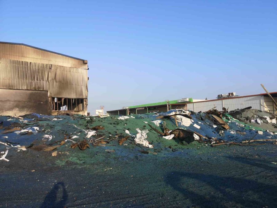 Mersin’deki Plastik Fabrikasında Çıkan Yangında Hasarın Boyutu Gün Ağarınca Ortaya Çıktı