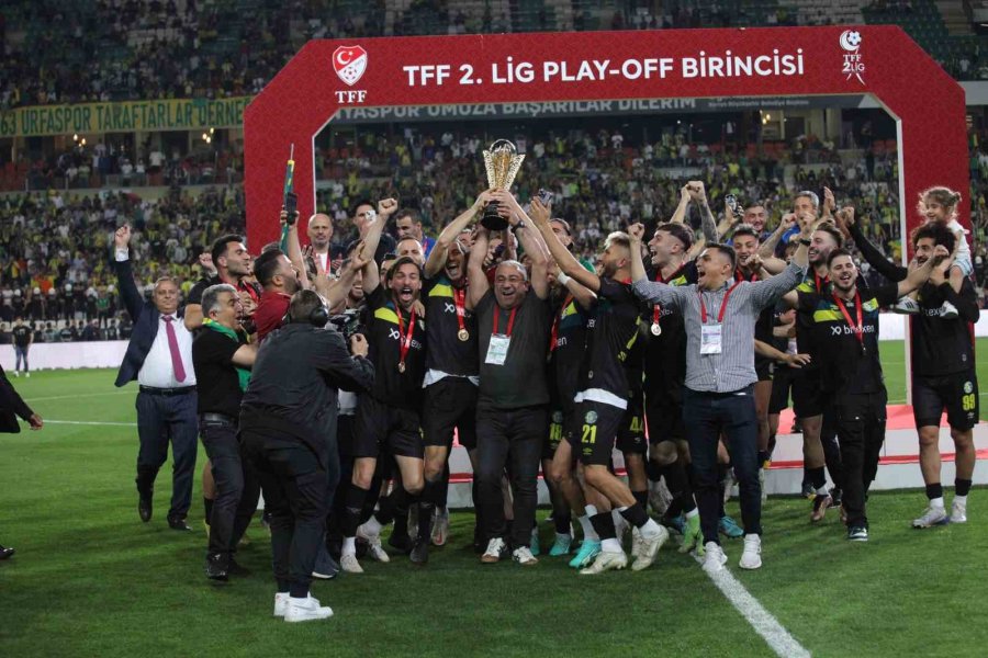 Spor Toto 1. Lig’e Yükselen Şanlıurfaspor Kupasını Kaldırdı