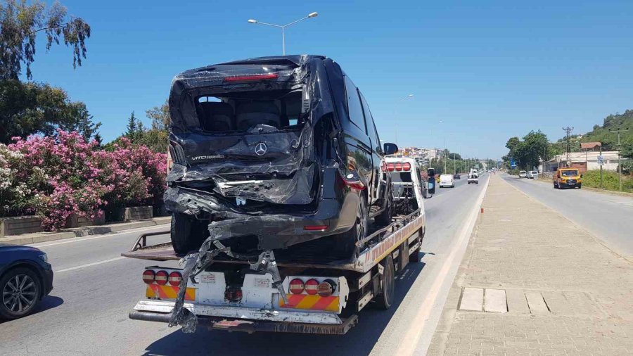 Antalya’da Midibüs İle Vip Minibüs Çarpıştı: 1’i Ağır 11 Yaralı