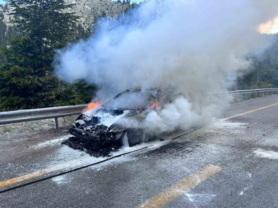 Antalya’da Hareket Halindeki Otomobil Alev Alev Yandı