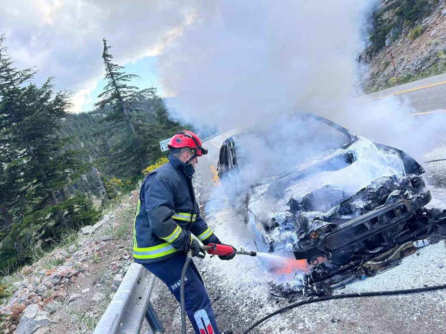 Antalya’da Hareket Halindeki Otomobil Alev Alev Yandı