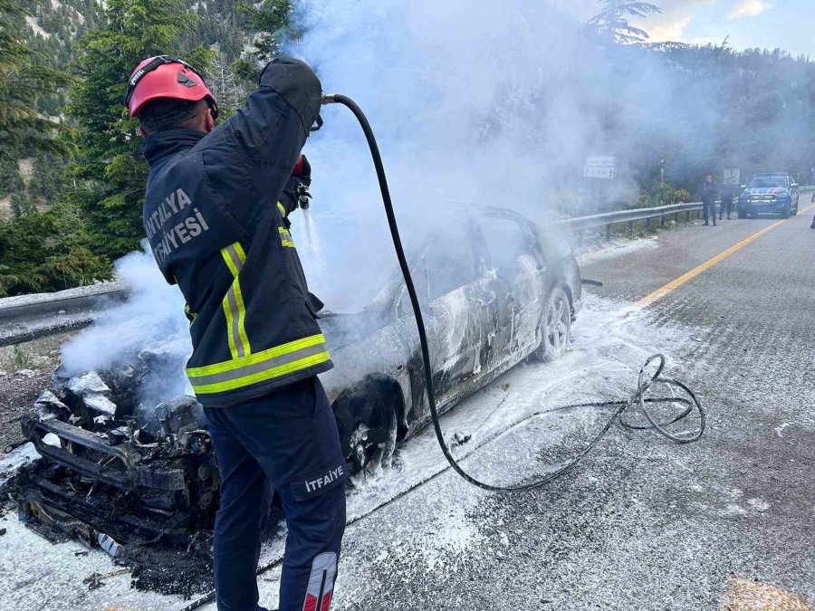 Antalya’da Hareket Halindeki Otomobil Alev Alev Yandı