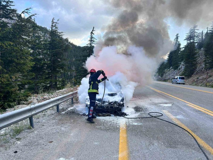 Antalya’da Hareket Halindeki Otomobil Alev Alev Yandı