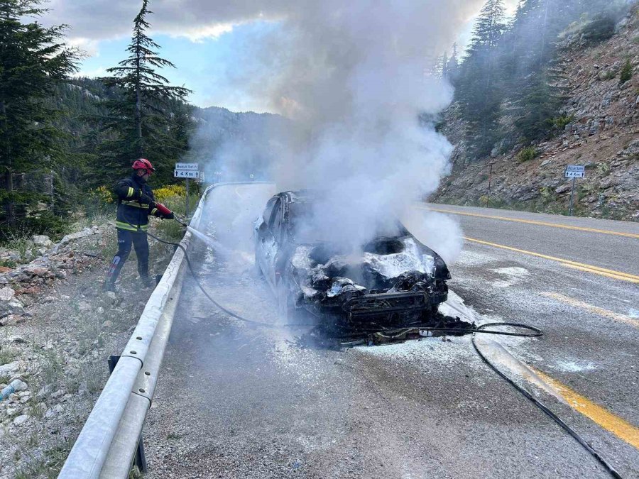 Antalya’da Hareket Halindeki Otomobil Alev Alev Yandı