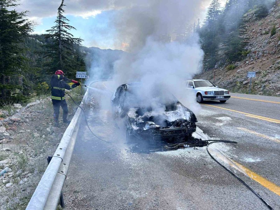 Antalya’da Hareket Halindeki Otomobil Alev Alev Yandı