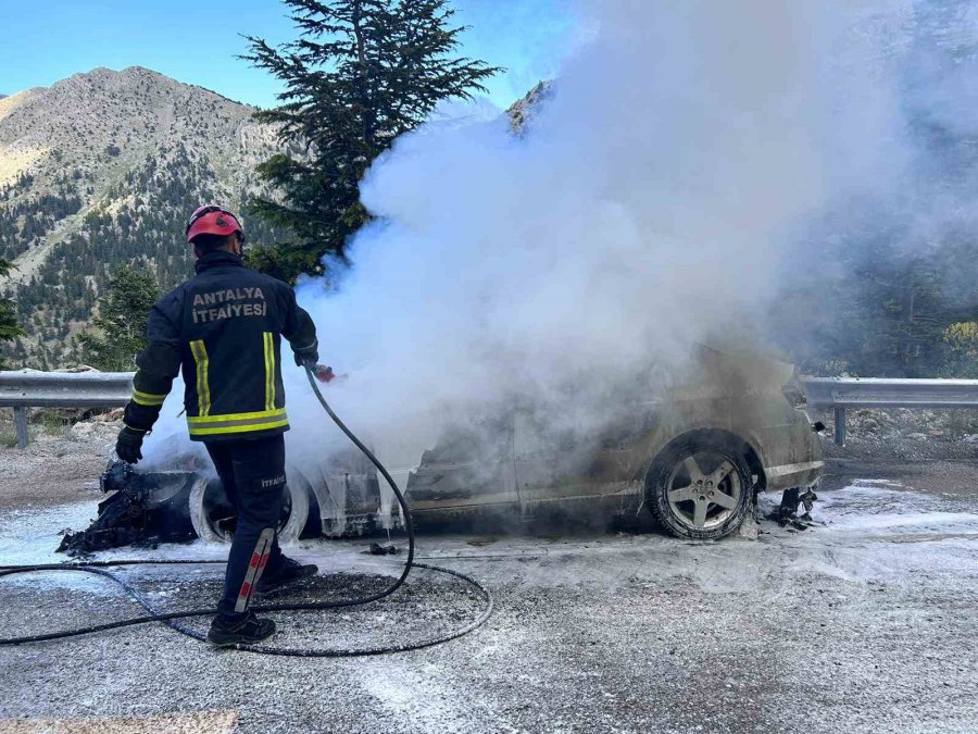 Antalya’da Hareket Halindeki Otomobil Alev Alev Yandı