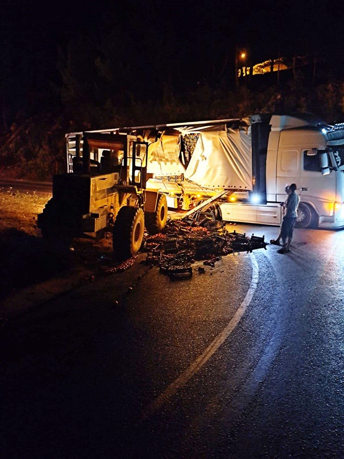 Domates Yüklü Tırın Yükü Yan Yattı