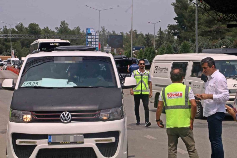 Antalya’da Turist Taşıyan Araçlara ’sıkı’ Denetim