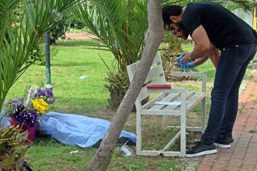 Öldüğü Yer Mezarı Gibi Oldu, Başucunda Çiçeklerle Bulundu