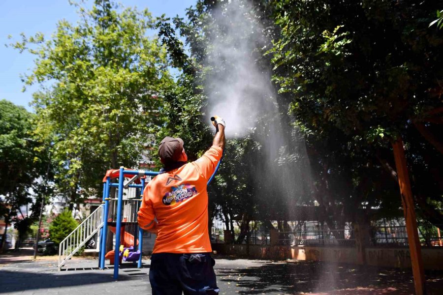 Mersin Büyükşehir Belediyesi Ekiplerinin Yoğun İlaçlama Mesaisi