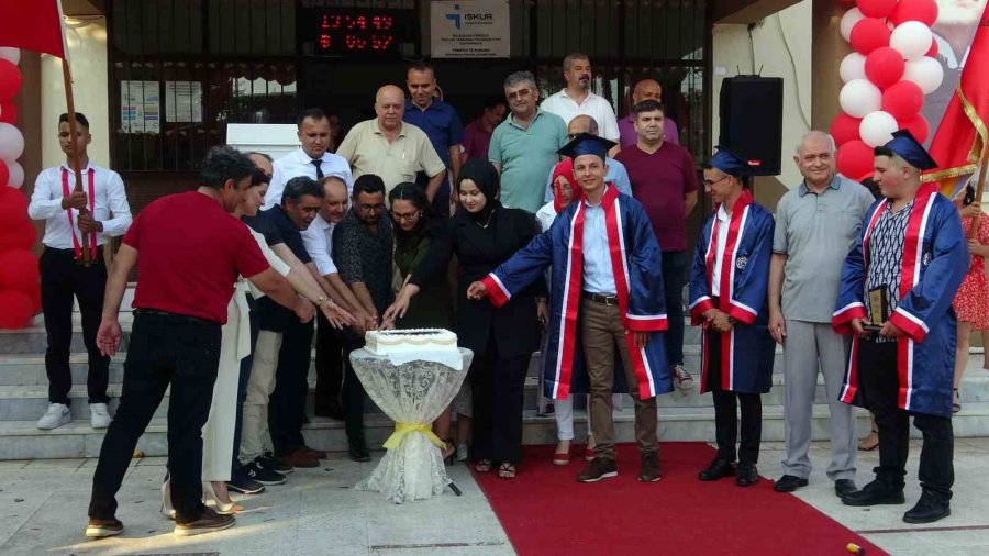 Ustalar Liseden Mezun Oldu, Çocuklarıyla Üniversite Sınavına Girecek