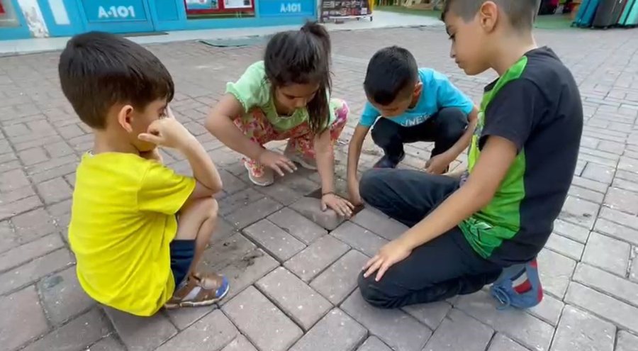 Yerinden Çıkan Kaldırım Taşlarını Yapboz Oynar Gibi Düzeltip Büyüklere Ders Verdiler