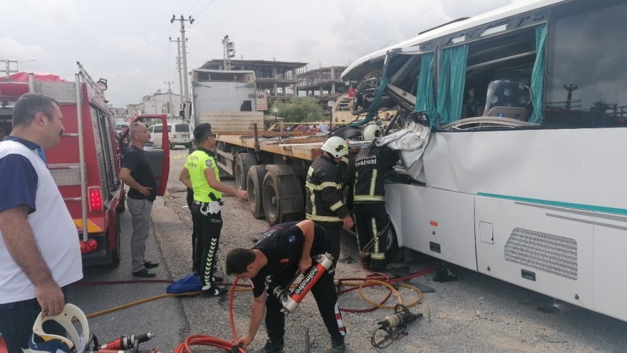 Tur Midibüsü Tıra Arkadan Çarptı: 1 Ölü, Rus Uyruklu 5 Turist Yaralı