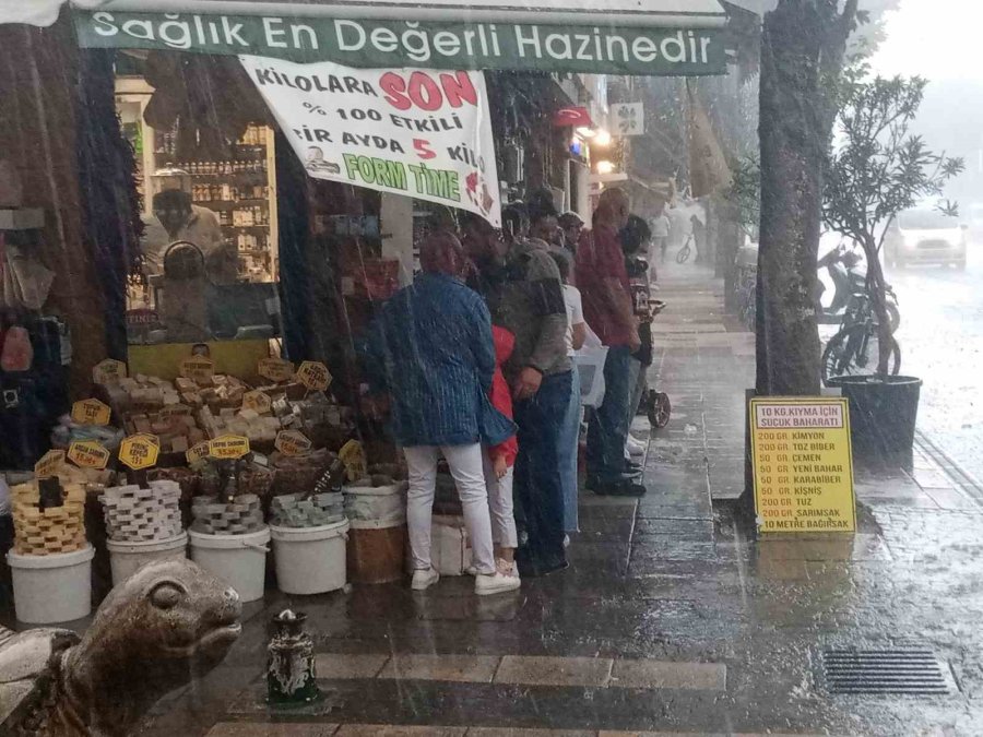 Eskişehir’de Aniden Bastıran Kuvvetli Sağanak Yağış Kentteki Yaşamı Olumsuz Etkiledi