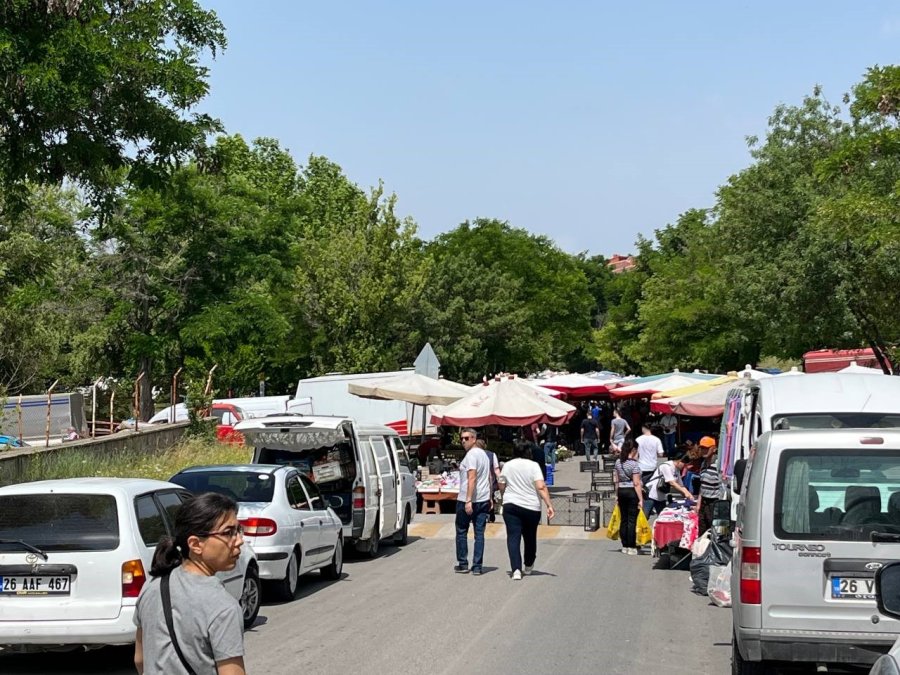 Velilerden Sınav Yapılan Okulu Önüne Kurulan Semt Pazarı Tepkisi