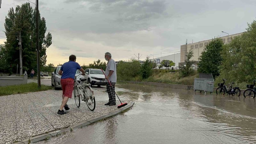 Her Yağmurda Bodrumu Su Dolan Kadın Eski’ye İsyan Etti