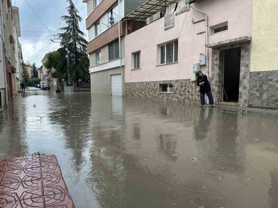 Her Yağmurda Bodrumu Su Dolan Kadın Eski’ye İsyan Etti