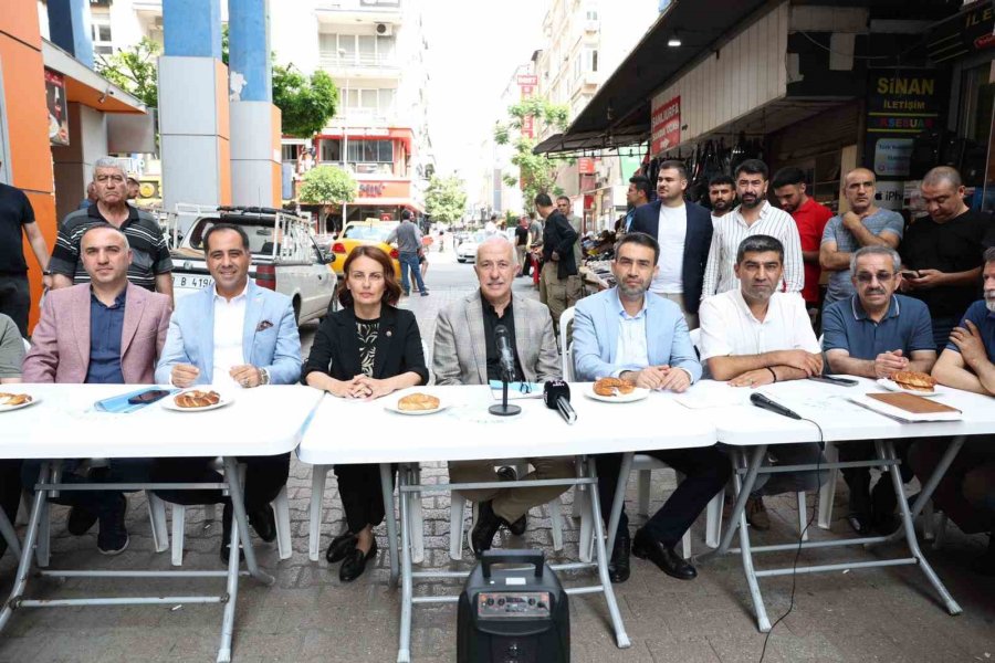 Akdeniz Belediye Başkanı Mustafa Gültak, Zafer Çarşısı Esnafıyla Bir Araya Geldi