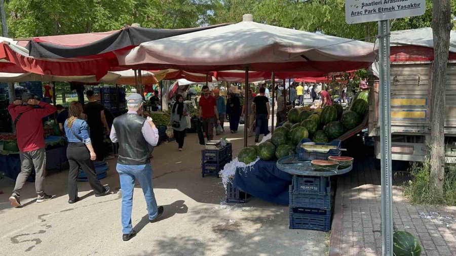 Velilerden Sınav Yapılan Okulu Önüne Kurulan Semt Pazarı Tepkisi