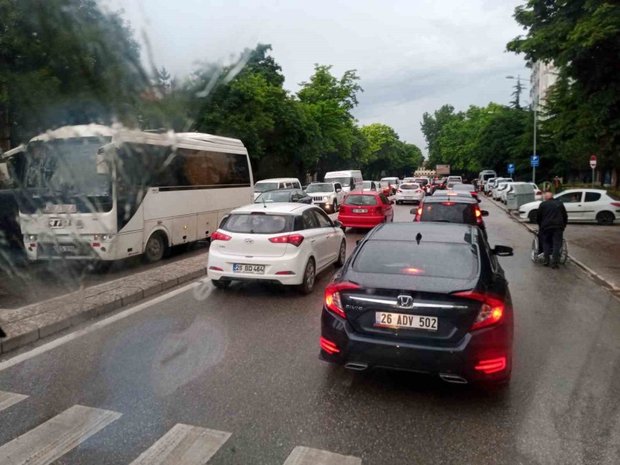 Eskişehir’de Yolları Su Bastı, Sürücüler Zor Anlar Yaşadı