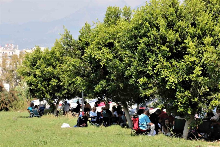 Ayt’ye 7 Dakika Geç Kaldı, Kapıyı Açtırsa Da İçeri Girmeyi Başaramadı