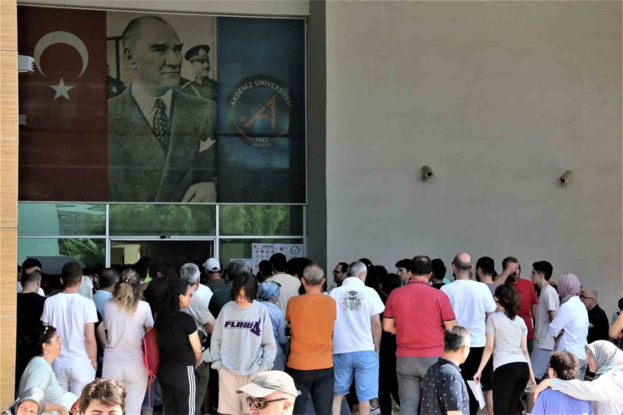 Ayt’ye 7 Dakika Geç Kaldı, Kapıyı Açtırsa Da İçeri Girmeyi Başaramadı