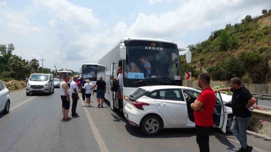 Tur Otobüsü İle Çarpışan Otomobildeki Kadın Tur Rehberi Şoka Girdi