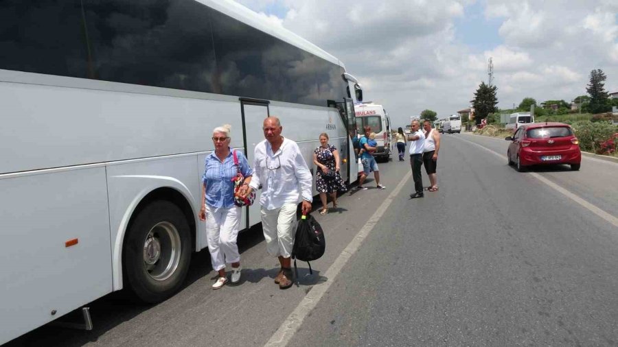 Tur Otobüsü İle Çarpışan Otomobildeki Kadın Tur Rehberi Şoka Girdi