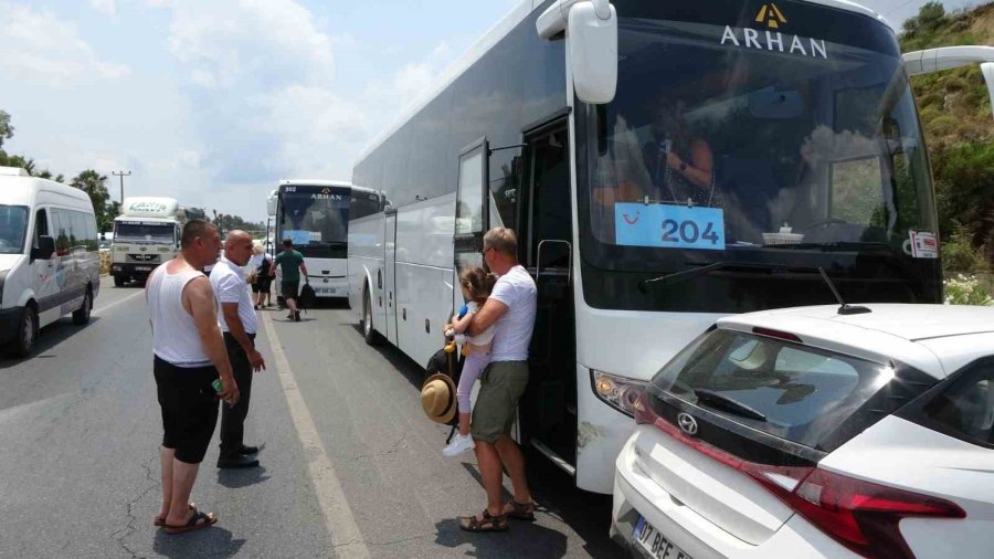 Tur Otobüsü İle Çarpışan Otomobildeki Kadın Tur Rehberi Şoka Girdi