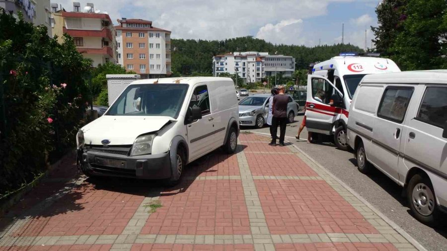 Hafif Ticari Araçla Otomobil Çarpıştı: 1 Yaralı