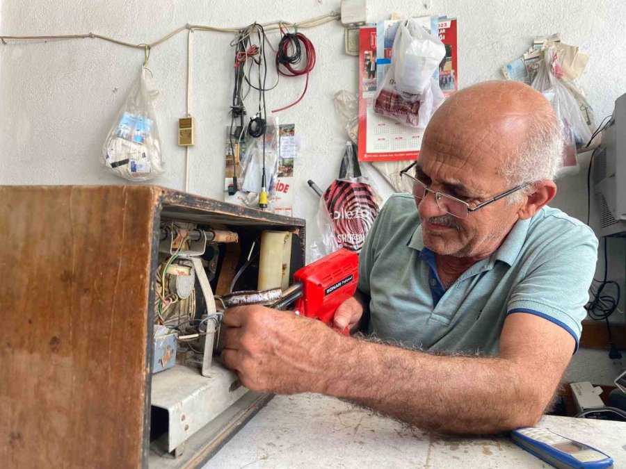 50 Yıllık Radyo Tamircisi Teknolojiye Yenik Düştü