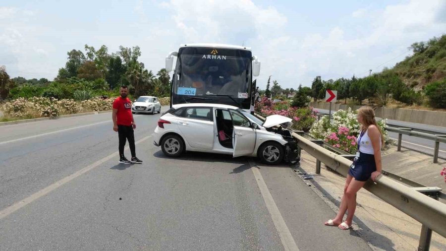 Tur Otobüsü İle Çarpışan Otomobildeki Kadın Tur Rehberi Şoka Girdi