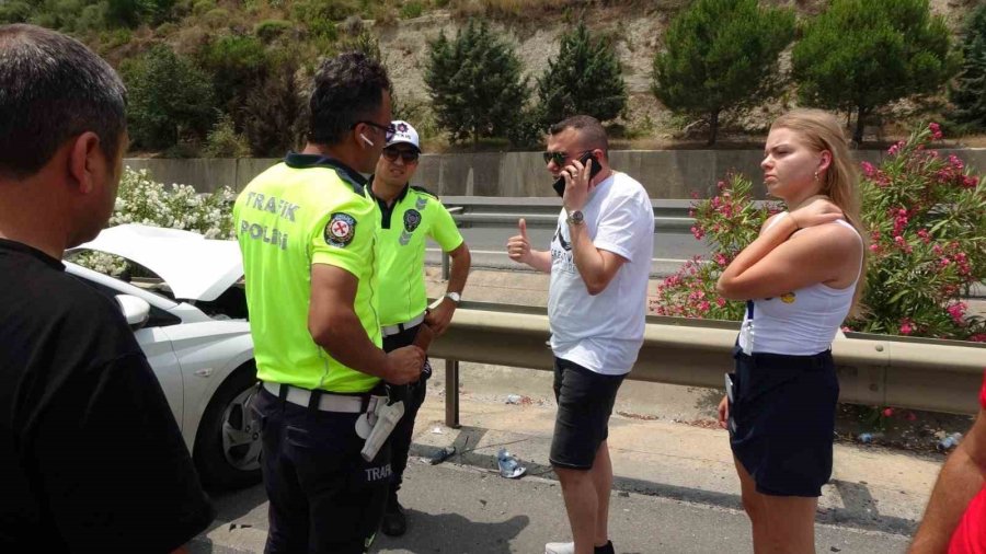 Tur Otobüsü İle Çarpışan Otomobildeki Kadın Tur Rehberi Şoka Girdi