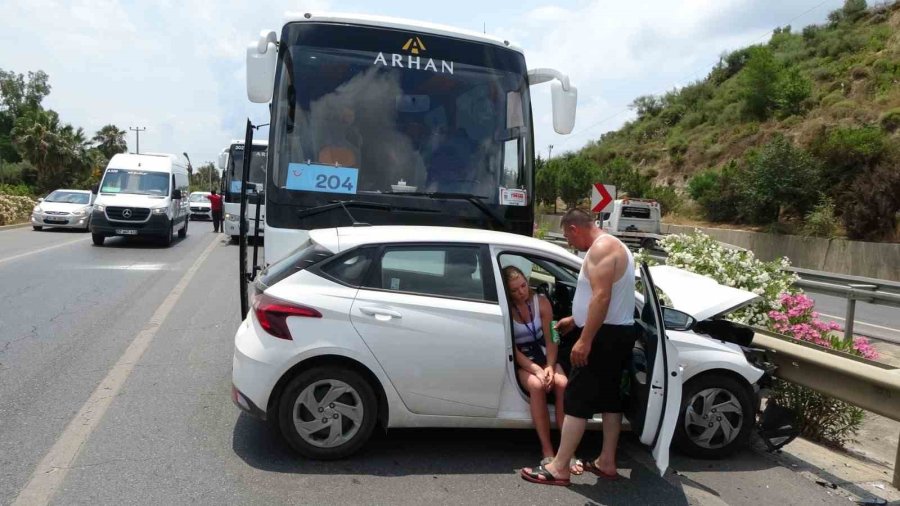 Tur Otobüsü İle Çarpışan Otomobildeki Kadın Tur Rehberi Şoka Girdi