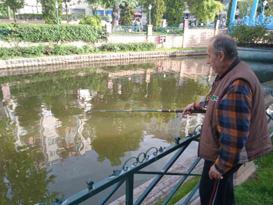 Porsuk’un Kenarında Emekli Vatandaşların Balık Tutma Keyfi