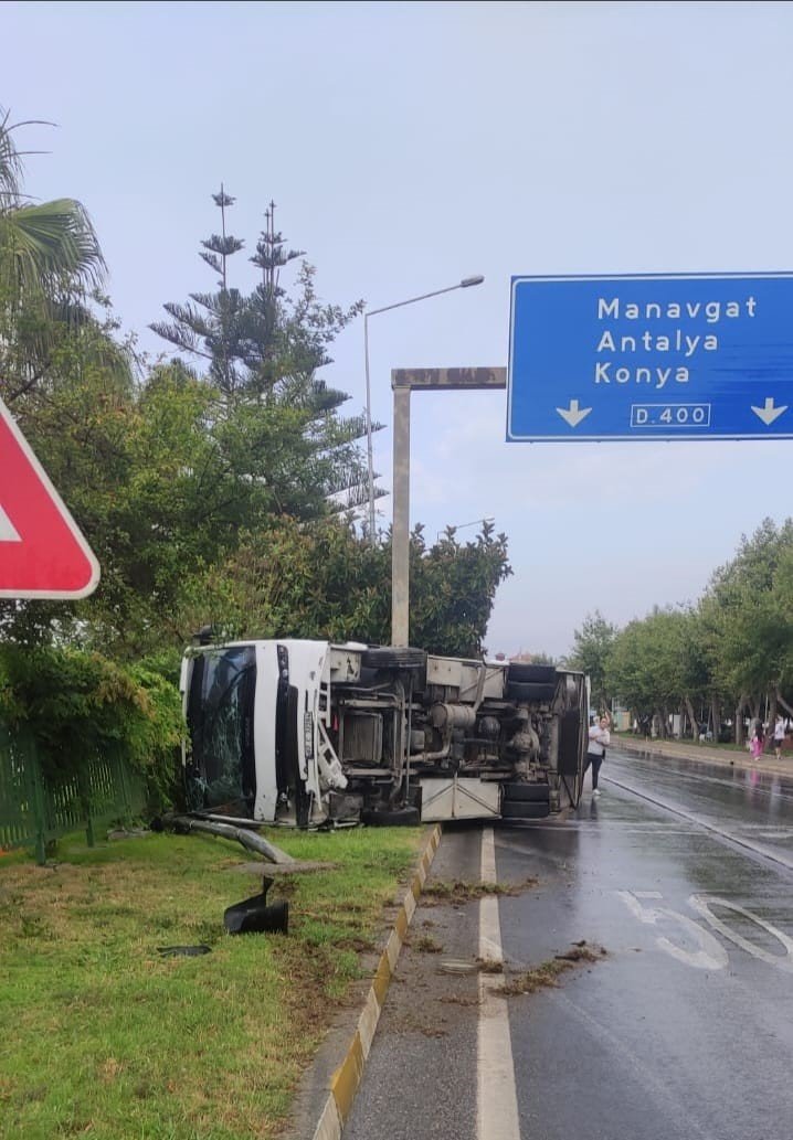 Servis Otobüsü Devrildi, 15 Otel Çalışanı Yaralandı