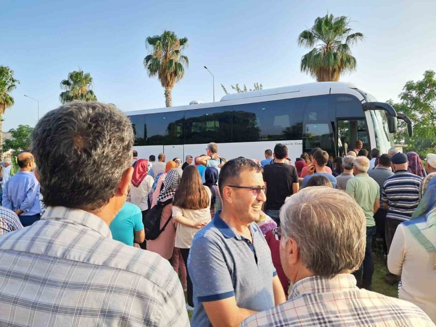 Hacı Adayları Dualarla Uğurlandı