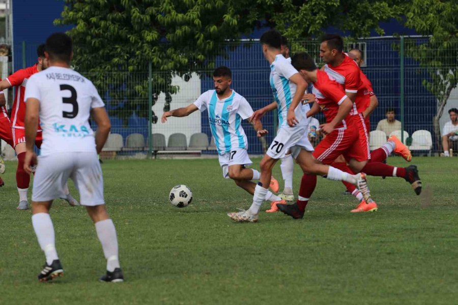 Amatör Maçta Saha Bir Anda Karıştı, Kavgayı Ayıran Yönetici Başından Yaralandı