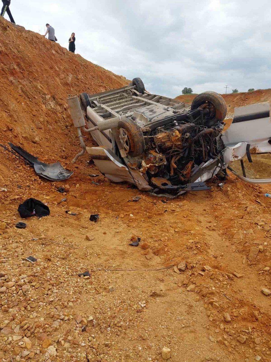 Otomobille Çarpışan İşçi Servis Minibüsü Devrildi: 12 Yaralı