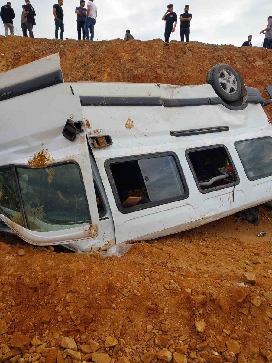 Otomobille Çarpışan İşçi Servis Minibüsü Devrildi: 12 Yaralı