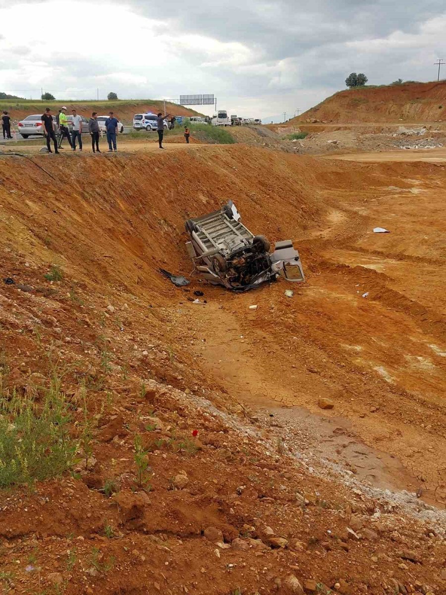 Otomobille Çarpışan İşçi Servis Minibüsü Devrildi: 12 Yaralı