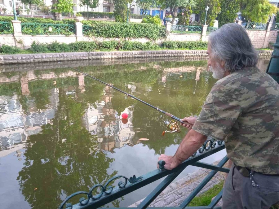 Porsuk’un Kenarında Emekli Vatandaşların Balık Tutma Keyfi