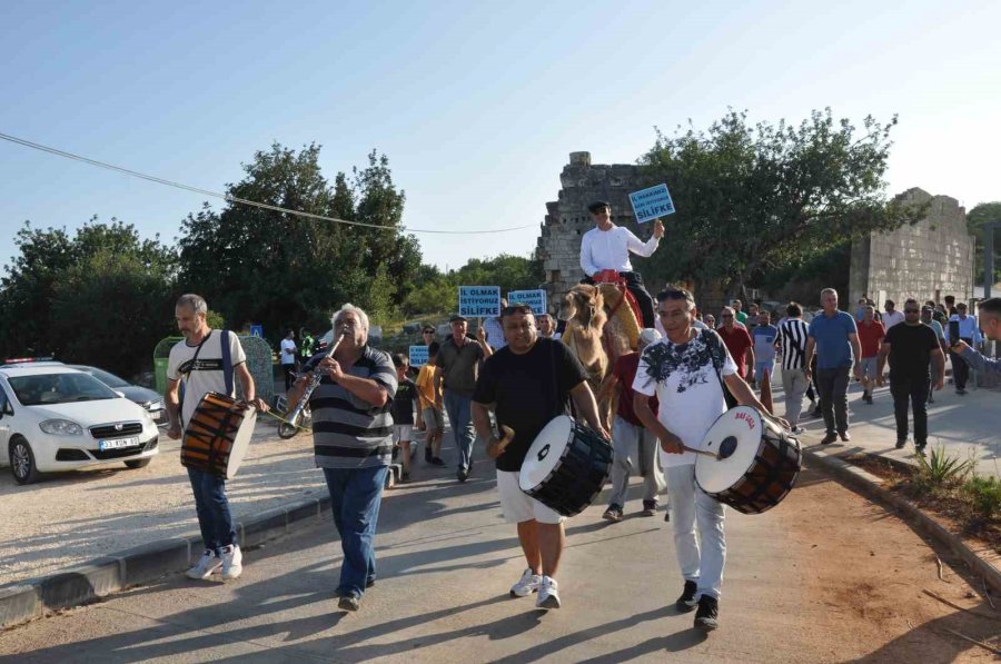 Yörükler Deve Üzerinde Silifke’nin İl Olma İsteğini Davul Ve Zurna İle Duyurdu