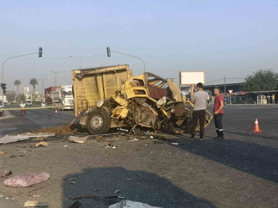 Mersin’de Yolcu Otobüsü Önce Kamyona, Ardından Tıra Çarptı: 1 Ölü, 28 Yaralı