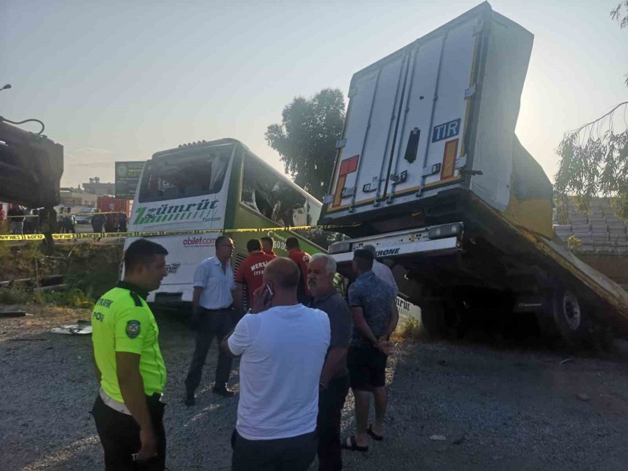 Mersin’de Yolcu Otobüsü Önce Kamyona, Ardından Tıra Çarptı: 1 Ölü, 28 Yaralı