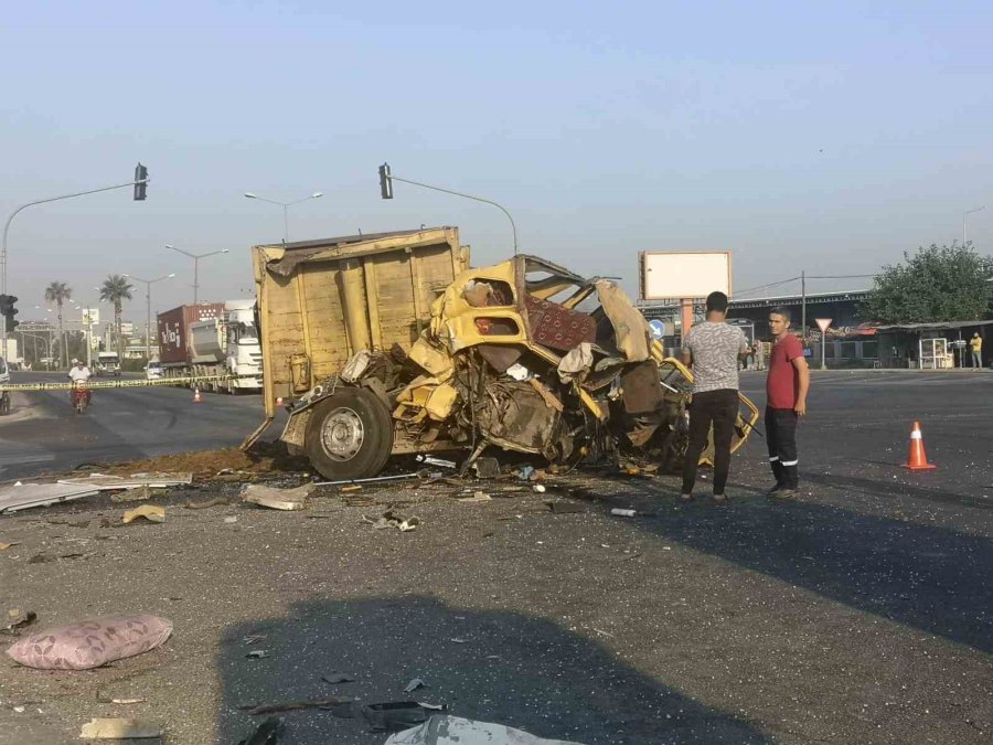 Mersin’de Yolcu Otobüsü Önce Kamyona, Ardından Tıra Çarptı: 1 Ölü, 28 Yaralı